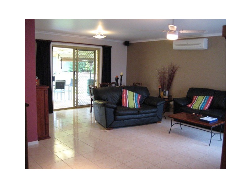 16 Learmonth Ct, Hillcrest QLD 4118