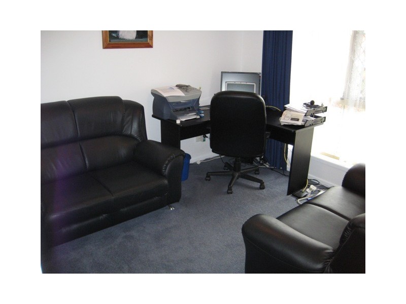 16 Learmonth Ct, Hillcrest QLD 4118