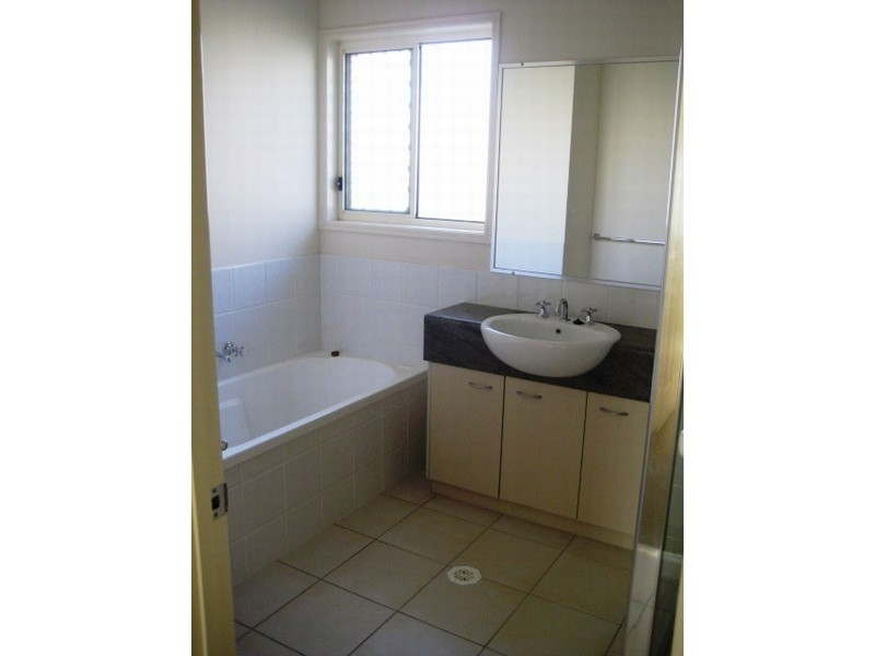 73 Grove Rd, Edens Landing QLD 4207