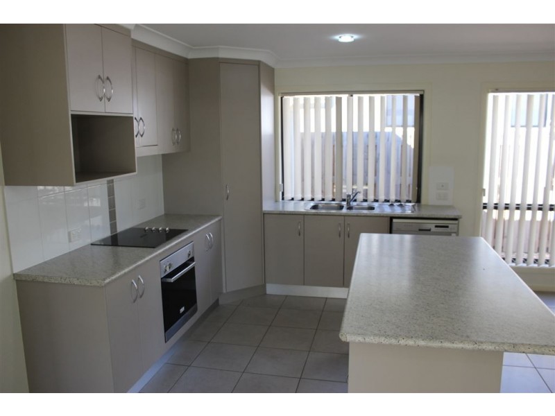 18 Village Circuit, Eimeo QLD 4740