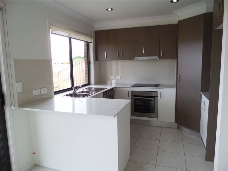 2/1 Eales Road, Rural View QLD 4740