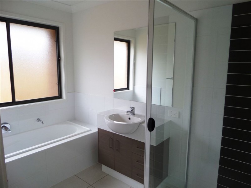 2/1 Eales Road, Rural View QLD 4740