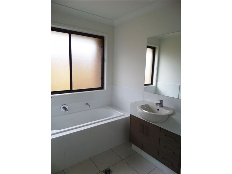 2/1 Eales Road, Rural View QLD 4740