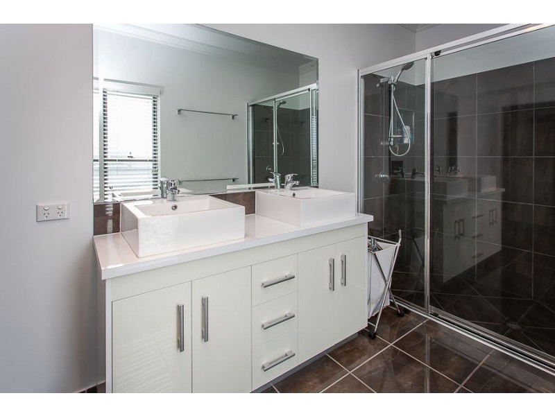 18 Herbert Way, Rural View QLD 4740