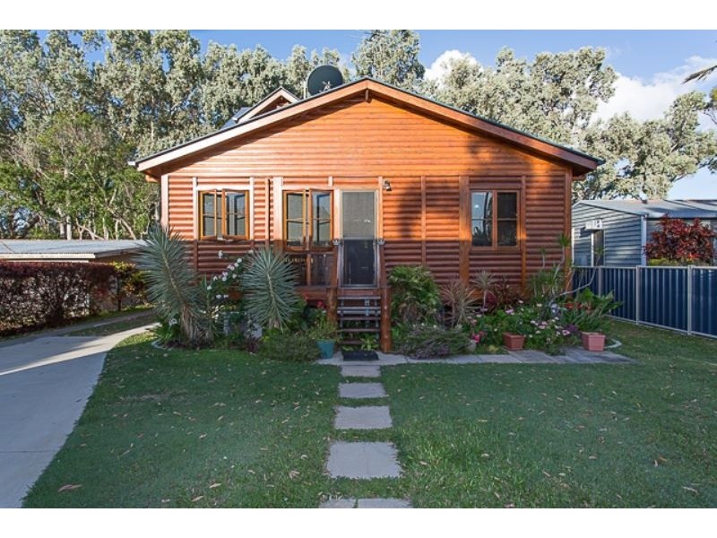 8 Ward Esplanade, Ball Bay QLD 4741