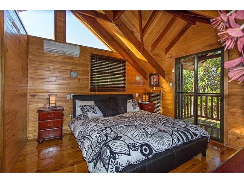 8 Ward Esplanade, Ball Bay QLD 4741