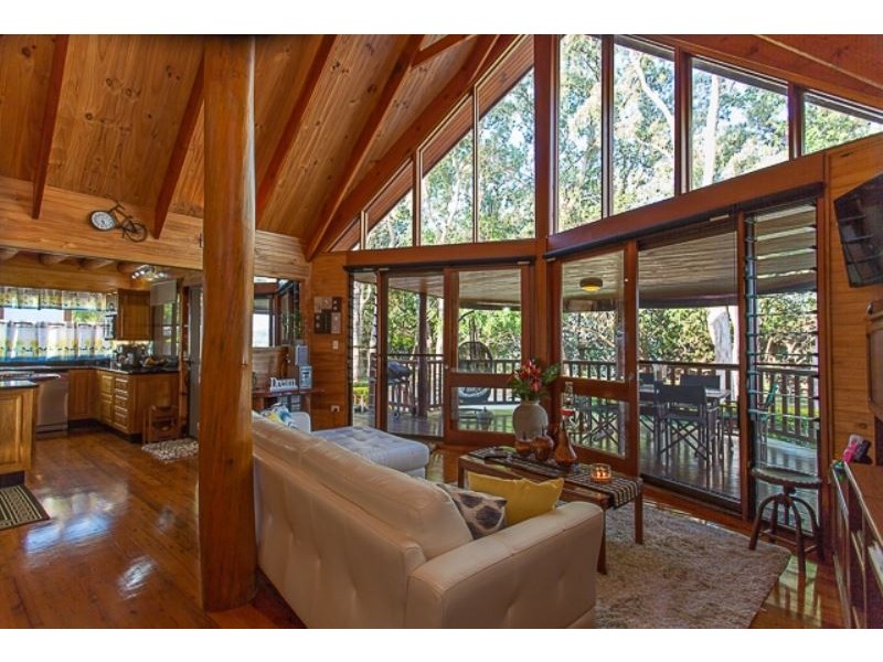 8 Ward Esplanade, Ball Bay QLD 4741