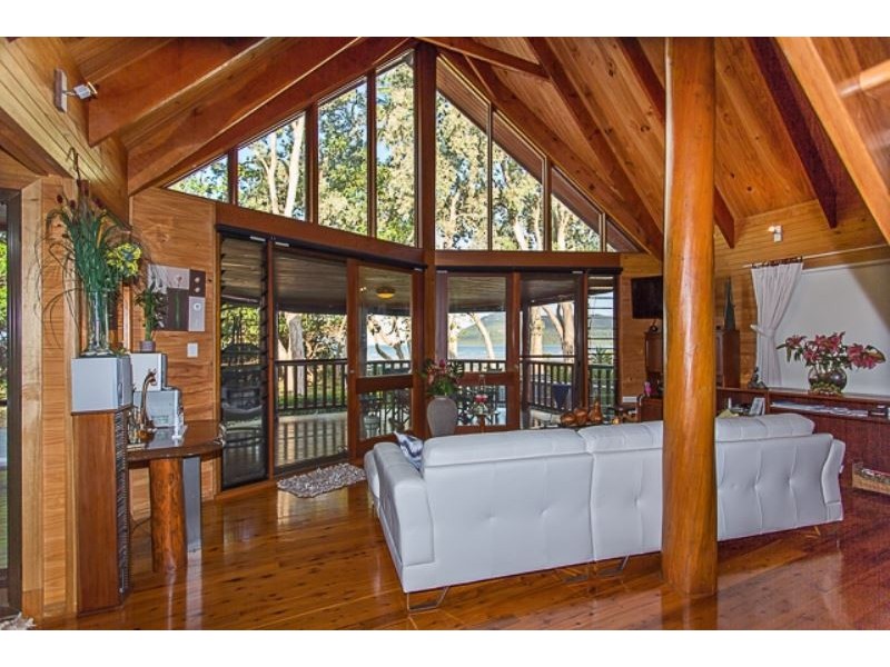 8 Ward Esplanade, Ball Bay QLD 4741