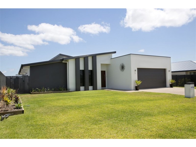7 Bachelor Court, Marian QLD 4753