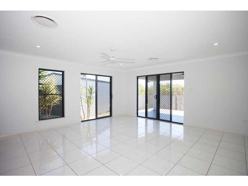 8 Townsend Street, Bucasia QLD 4750