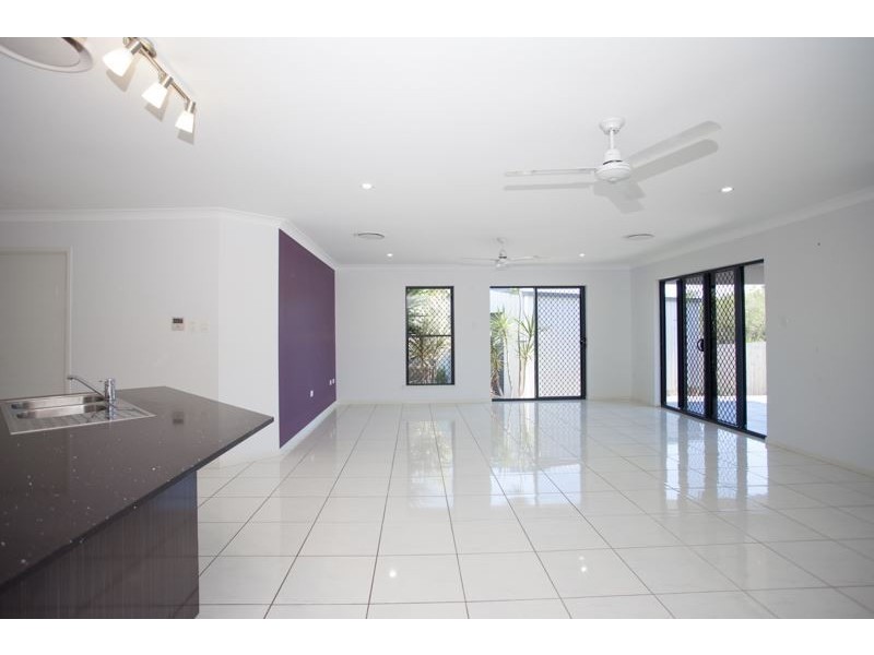 8 Townsend Street, Bucasia QLD 4750