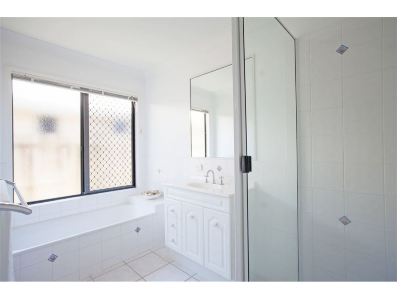 16 Royal Boulevard, Glenella QLD 4740