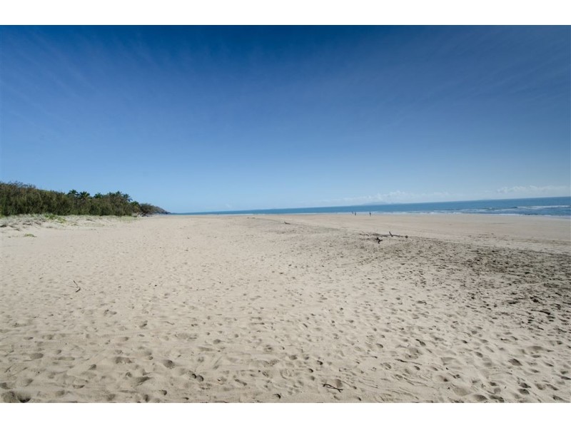 14 Bombo Court, Blacks Beach QLD 4740