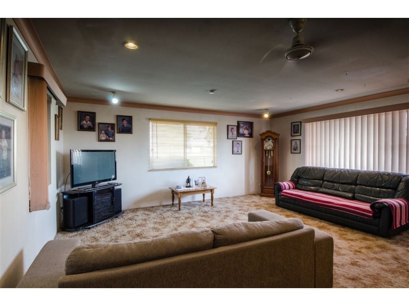 15 Holts Road, Beaconsfield QLD 4740