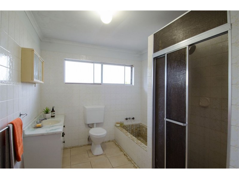 15 Holts Road, Beaconsfield QLD 4740