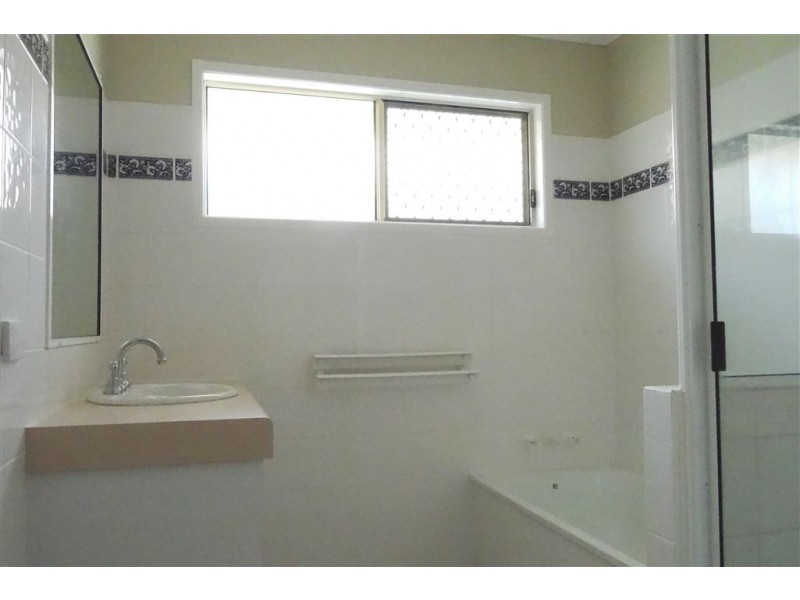 1/2 Sneyd Street, West Mackay QLD 4740