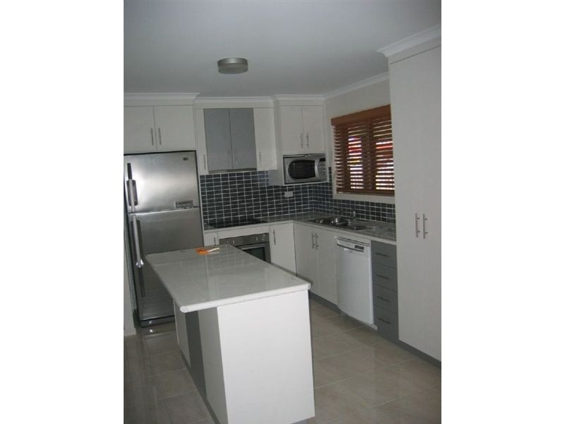 33 Wing Crescent, Glenella QLD 4740