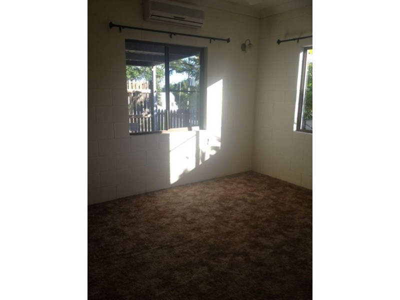 1/2 Kinnon Street, Glenella QLD 4740