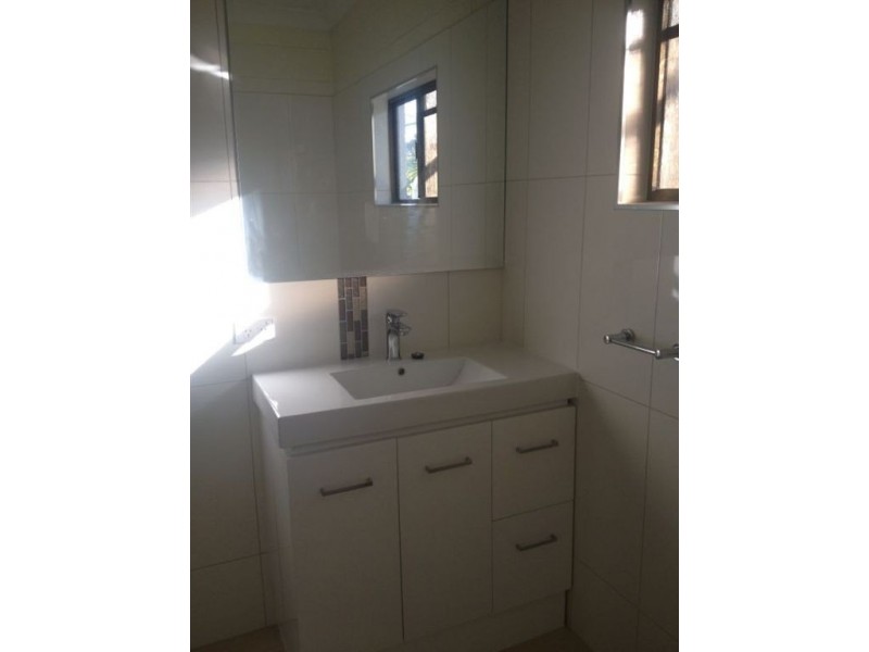 1/2 Kinnon Street, Glenella QLD 4740