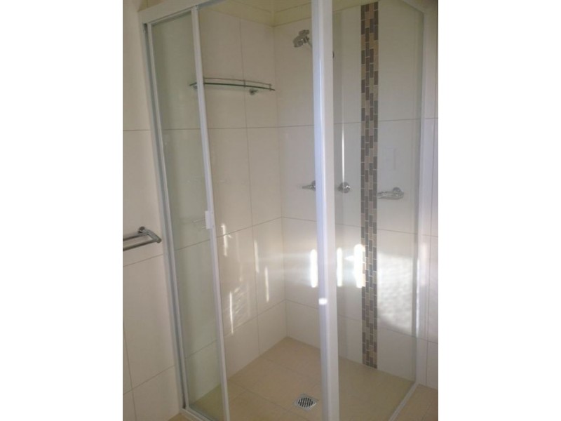 1/2 Kinnon Street, Glenella QLD 4740