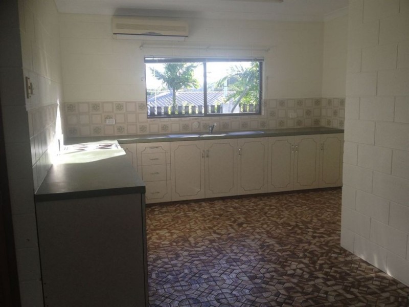 1/2 Kinnon Street, Glenella QLD 4740