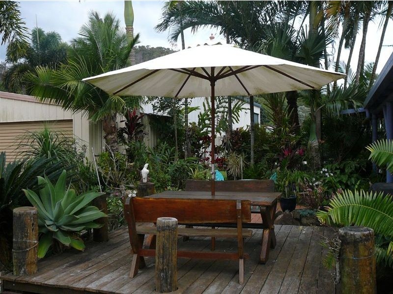 10 Ward Esplanade, Ball Bay QLD 4741