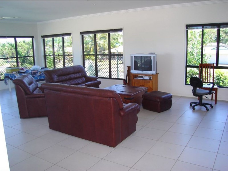 1 Seafarer Court, Blacks Beach QLD 4740