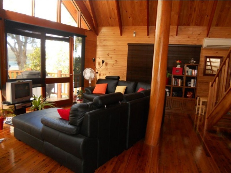 8 Ward Esplanade, Ball Bay QLD 4741