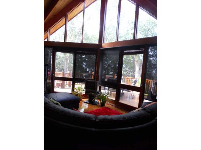 8 Ward Esplanade, Ball Bay QLD 4741