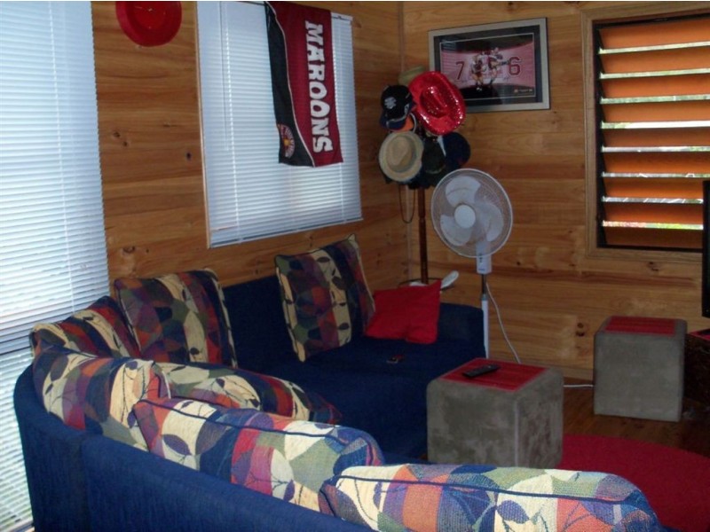 8 Ward Esplanade, Ball Bay QLD 4741