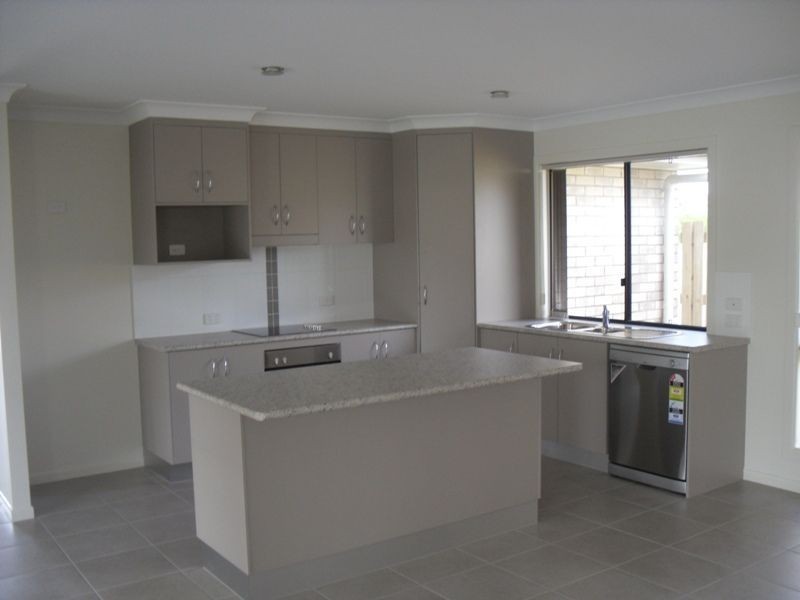 18 Village Circuit, Eimeo QLD 4740