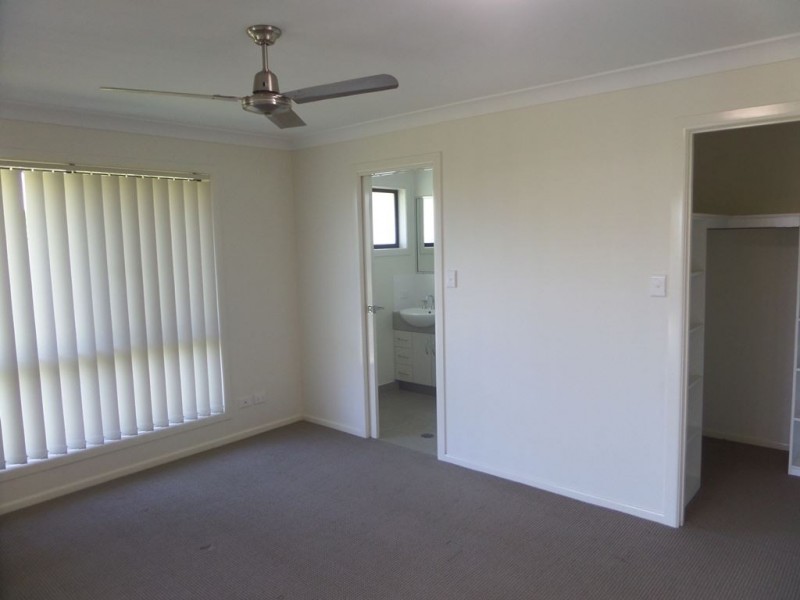 25 Village Circuit, Eimeo QLD 4740