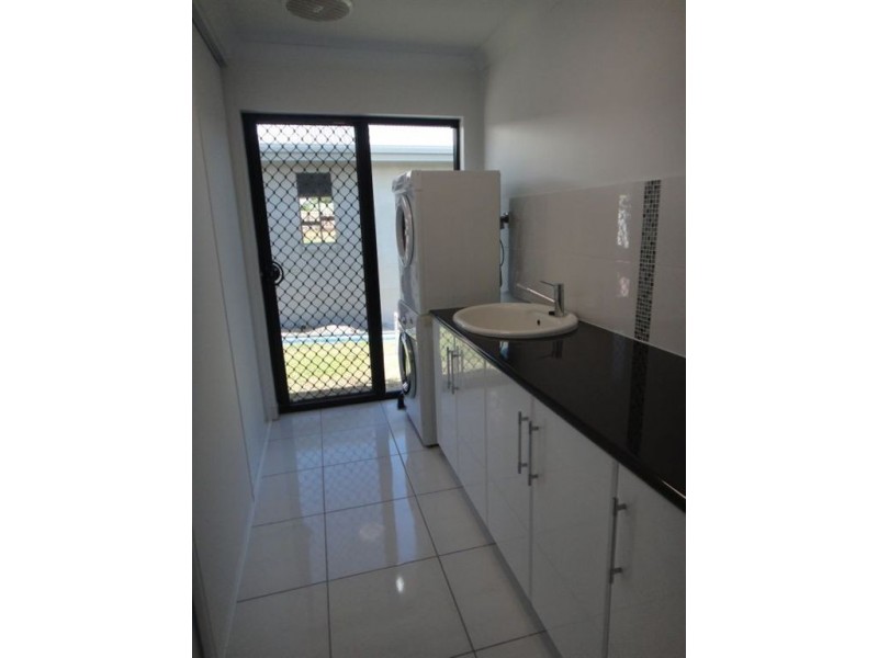 8 Archer Court, Rural View QLD 4740