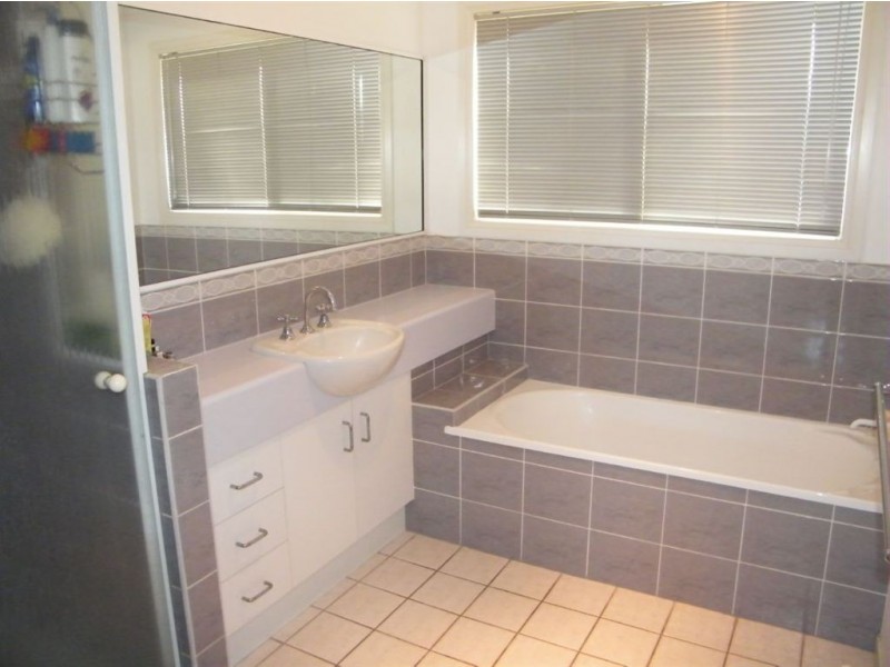 17 Theodore Crescent, Rural View QLD 4740