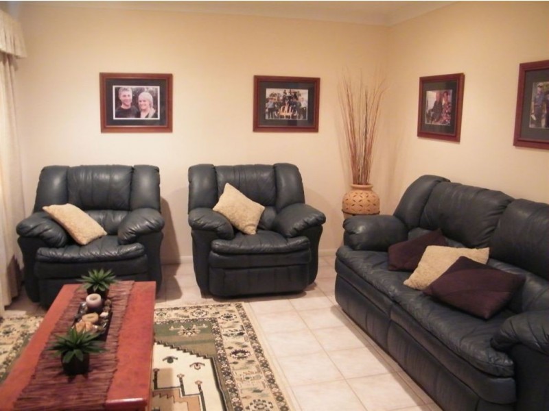 17 Theodore Crescent, Rural View QLD 4740