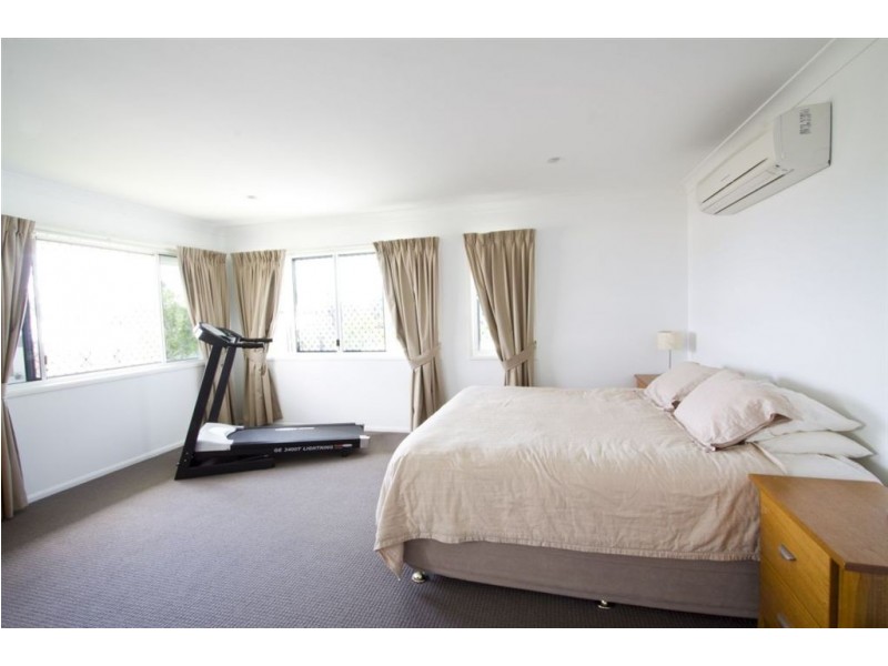 8 Seafarer Court, Blacks Beach QLD 4740