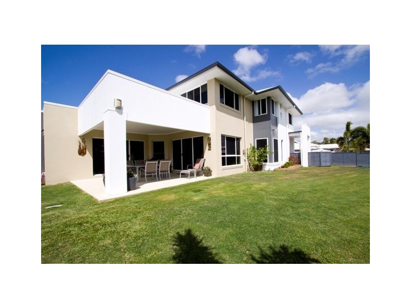 8 Seafarer Court, Blacks Beach QLD 4740