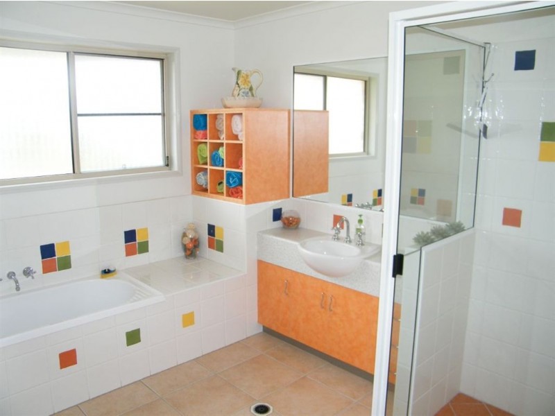 4 Vailala Rise, Rural View QLD 4740