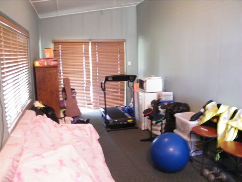8 Fraser Court, Dysart QLD 4745