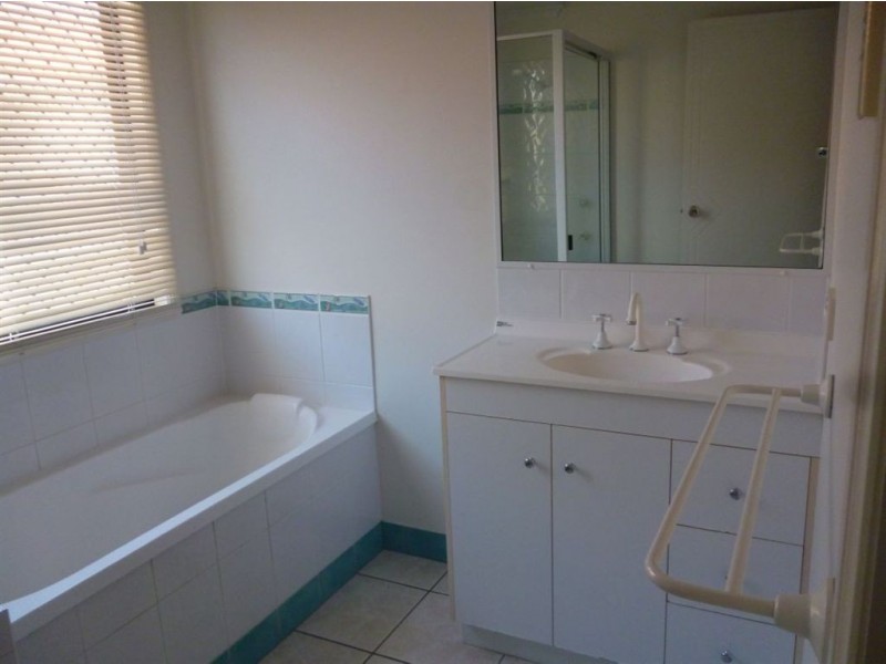 16 Centennial Drive, Glenella QLD 4740