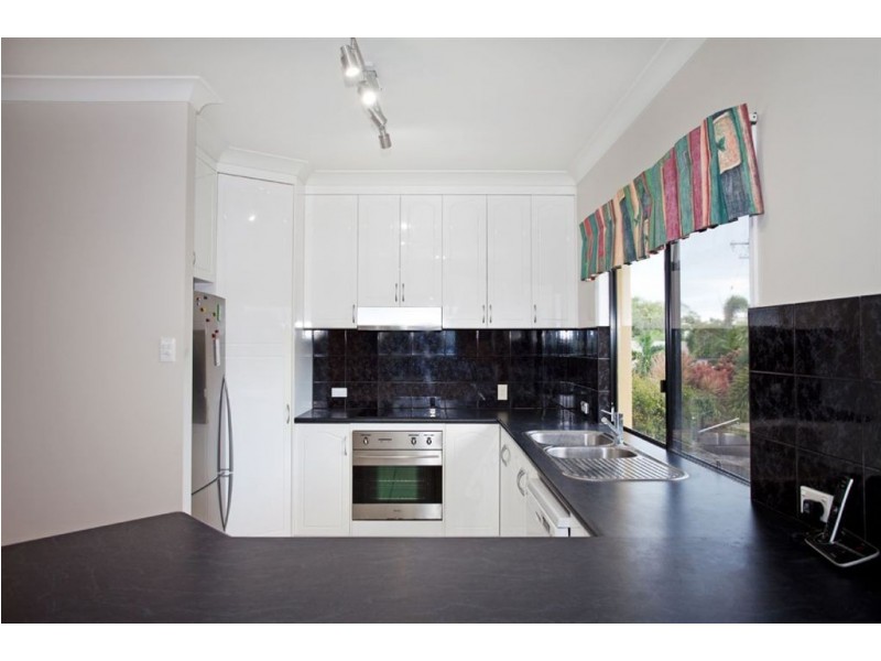 8 Coral Ridge Drive, Eimeo QLD 4740