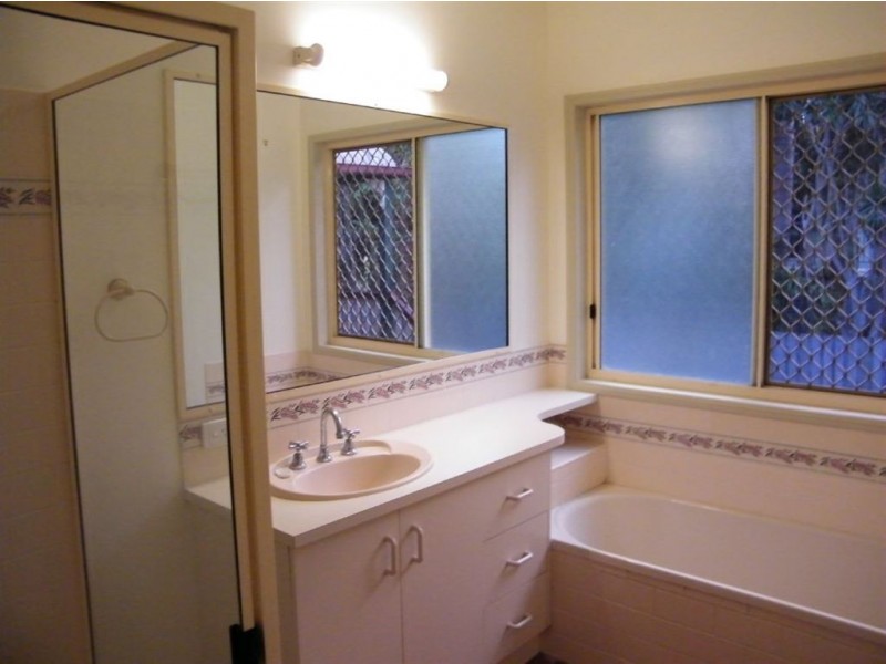 5 Arana Drive, Rural View QLD 4740