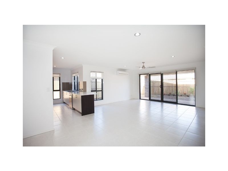 1/8 Halifax Place, Rural View QLD 4740