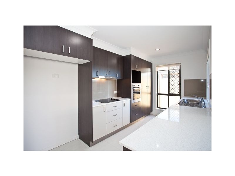 1/8 Halifax Place, Rural View QLD 4740