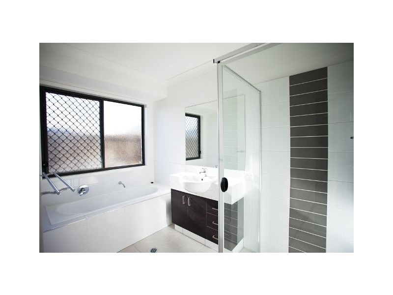 1/8 Halifax Place, Rural View QLD 4740