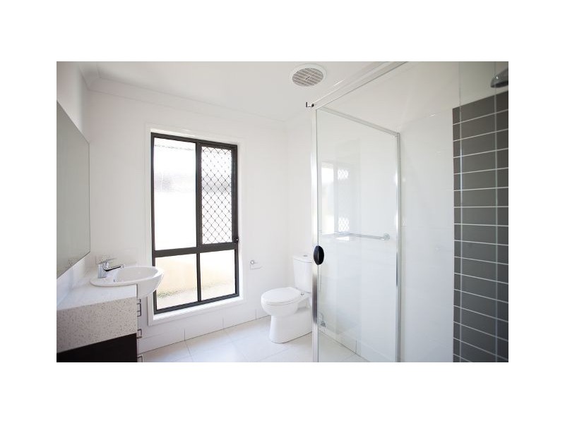 1/8 Halifax Place, Rural View QLD 4740