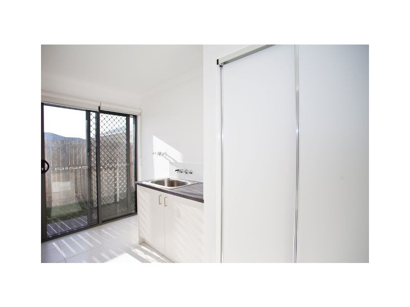 1/8 Halifax Place, Rural View QLD 4740