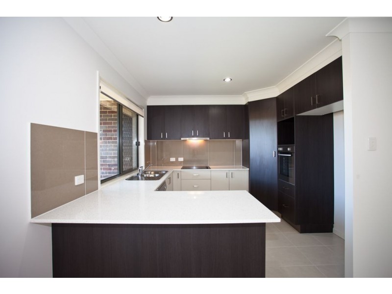 2/8 Halifax Place, Rural View QLD 4740