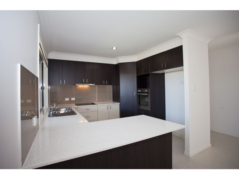 2/8 Halifax Place, Rural View QLD 4740
