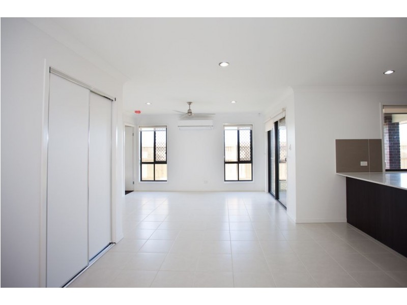 2/8 Halifax Place, Rural View QLD 4740
